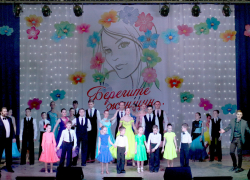 Женщинам Борисоглебска подарили роскошный концерт в честь праздника