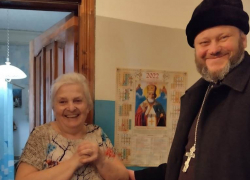  В Борисоглебске священники поздравили одиноких бабушек с Масленицей