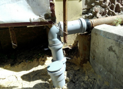 После публикации в «Блокнот Борисоглебск» слив сточных вод на тротуар в центре Борисоглебска был ликвидирован.