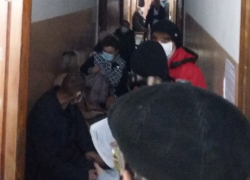 Пациенты вынуждены толпиться в коридоре борисоглебской поликлиники вопреки COVID-19