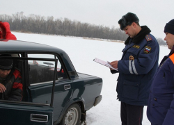 МЧС Воронежской области предупреждает - выезд на лед на автомобиле смертельно опасен!