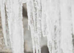 Об опасности схода снега и льда с крыш напомнили жителям Воронежской области