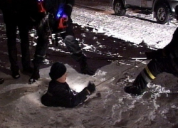 В Поворино парень и бродячая собака оказались в западне в открытом люке