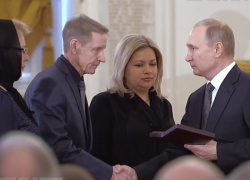 Владимир Путин вручил Золотую Звезду Героя России родственникам Романа Филипова
