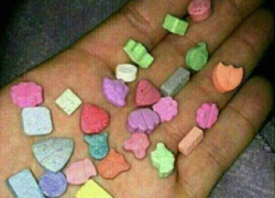 Полицейские проверили школы Воронежской области на наличие наркоконфет