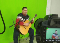 Подарок к Новому году и Рождеству сделал борисоглебцам поэт и музыкант Олег Никитин 