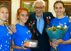 Борисоглебские волонтеры поздравили ветерана с 75-летием со Дня победы в Курской битве