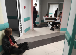 «Просим понять»: в облздраве прокомментировали огромные очереди в поликлиниках 