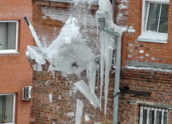 Три жителя Воронежской области  пострадали от падения наледи с крыш