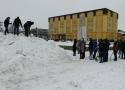 У памятника Ленину на главной  площади Борисоглебска развернулось масштабное строительство