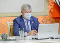 Губернатор Александр Гусев прокомментировал введение обязательной вакцинации среди соцработников