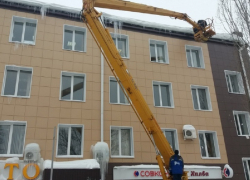 В Борисоглебске идет активная борьба с сосульками