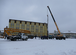 Фото дня: на центральной площади Борисоглебска начали установку главной городской елки