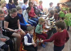 В Борисоглебске воспитанники, родители и педагоги детского сада №12 провели акцию для детей с ОВЗ и их мам