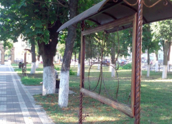 В центральном сквере Борисоглебска за сценой появилось еще два стенда.