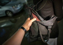 В Новохоперском районе полицейские раскрыли грабеж.