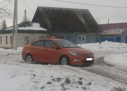 В Борисоглебске на неочищенной от снега дороге застрял автомобиль местного депутата