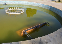 В центре Поворино вандалы утопили в фонтане скамейку.