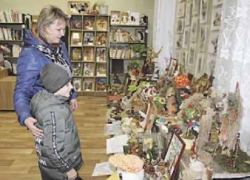 На выставке в Терновской районной библиотеке представили более 100 детских работ