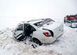 В Бутурлиновском районе "КАМАЗ" смял "Ладу Гранту"