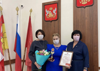 Букет цветов, диплом и кубок  вручили многодетной маме в администрации Борисоглебска