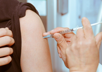  Проходя вакцинацию -  не забудь заполнить анкету и  подписать бланк согласия 