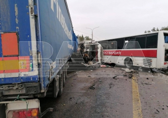 Один человек погиб и пятеро госпитализированы: фура протаранила колонну Росгвардии в Воронежской области