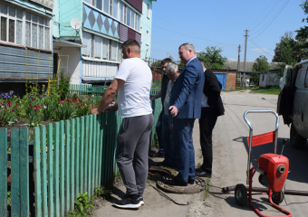  После публикации «Блокнота» с жалобами жителей на место коммунальной аварии в пгт Грибановский приехал глава района В. Мамаев
