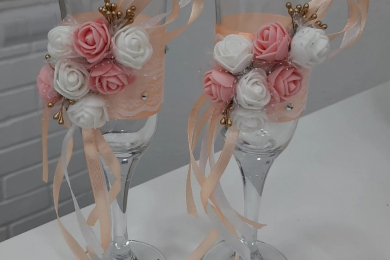 Свадебное оформление бутылок, бокалов, семейный очаг, бутоньерки и др.