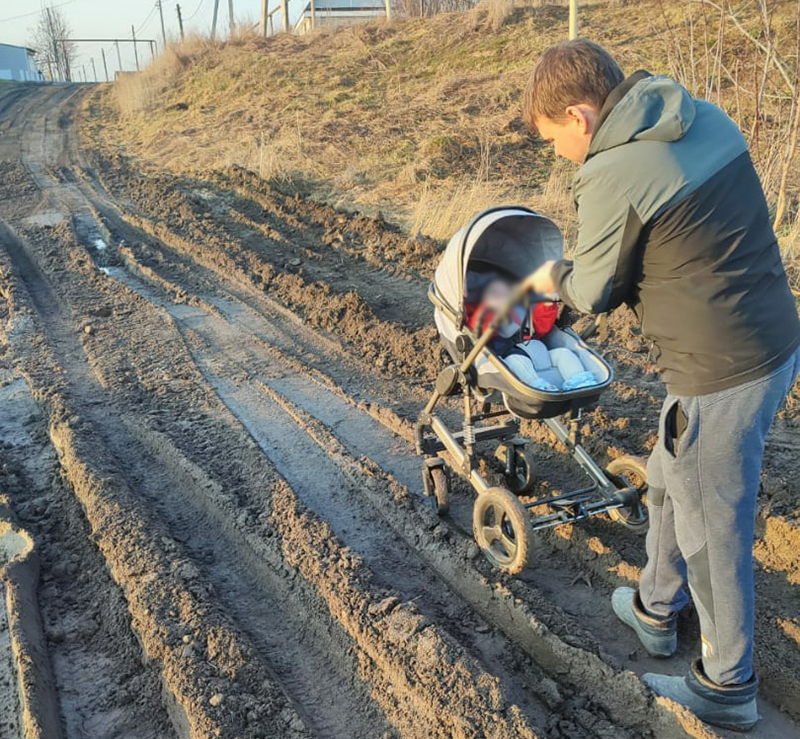 «Вот так вот добираться до медпункта» молодые родители с коляской сняли видео о дороге в селе Воронежской области