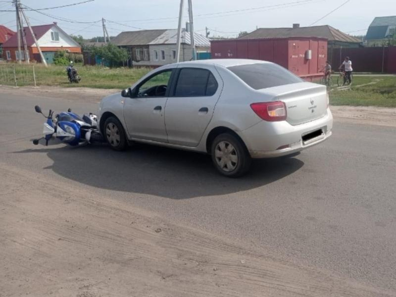 Мужчина с ребенком на скутере оказались под колесами автомобиля в Борисоглебске