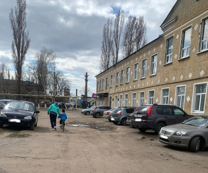 Возмутительную  ситуацию  возле  школы №11 г. Борисоглебска  показал на фото читатель «Блокнота»