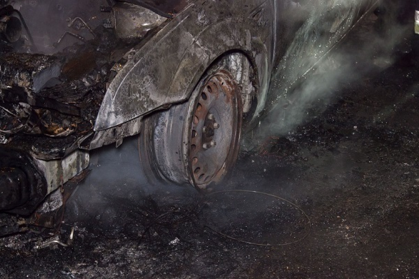 В Новохопёрске ночью сгорел автомобиль