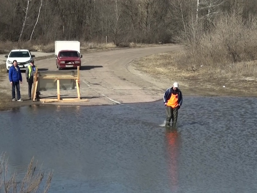 Под Борисоглебском традиционно затопило мост через Хопер
