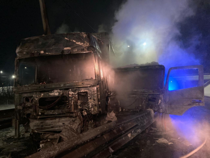Жуть: на трассе в Воронежской области сгорели два КАМАЗа