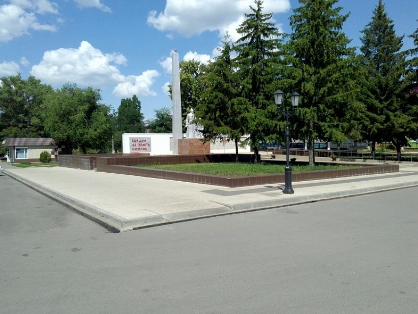 В Борисоглебске украли решетки ливневой канализации у мемориала «Борцам за власть Советов»