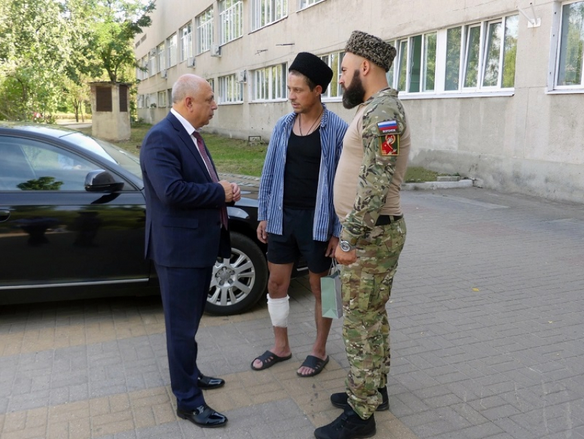 Глава Терновского района навестил в больнице бойца, сбившего украинский дрон головой