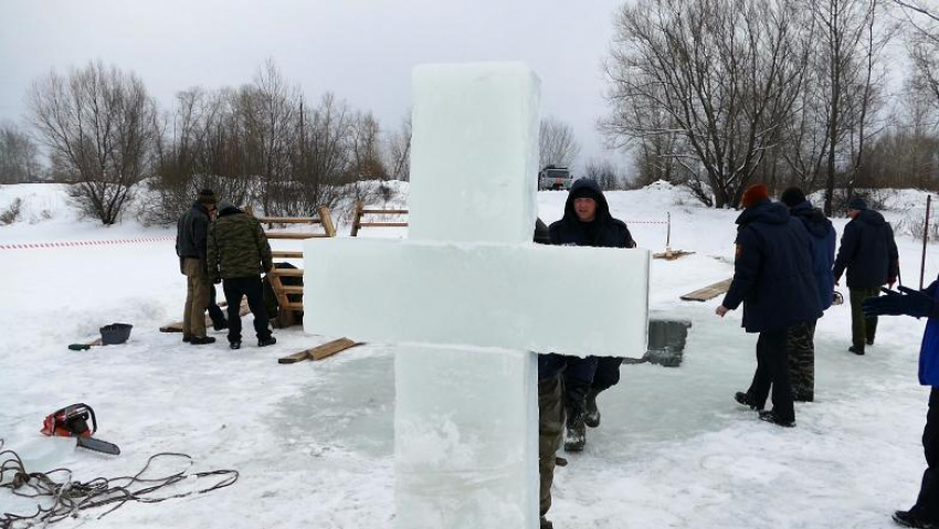 Спасатели Борисоглебска украсили крещенскую купель ледяным крестом