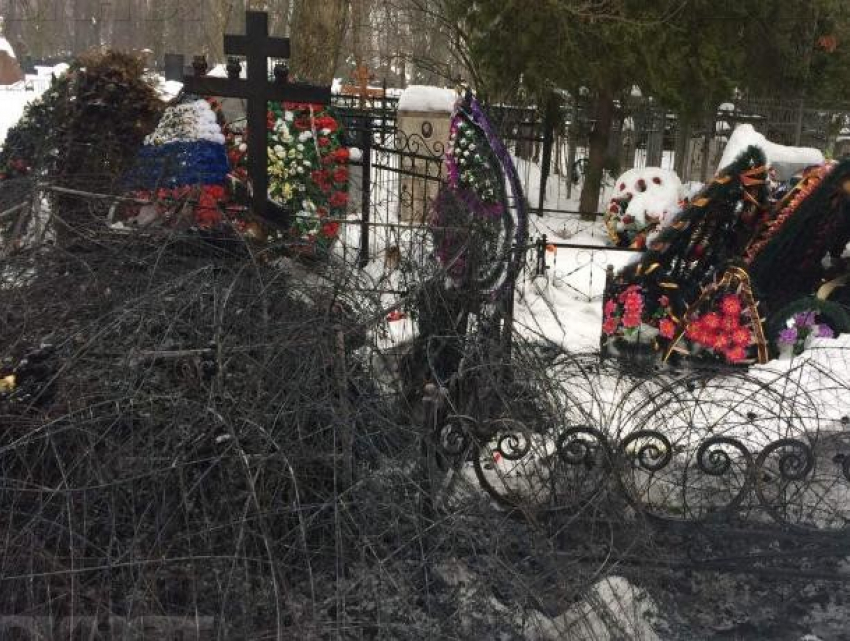 Полиция установила причину пожара на могиле Героя России Романа Филипова