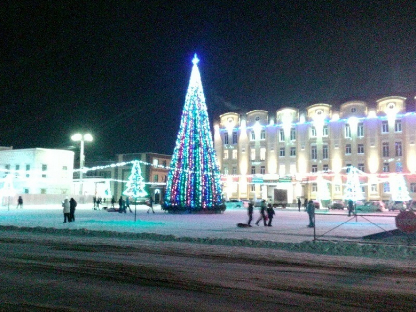 На главной новогодней елке Борисоглебска зажглись праздничные огни