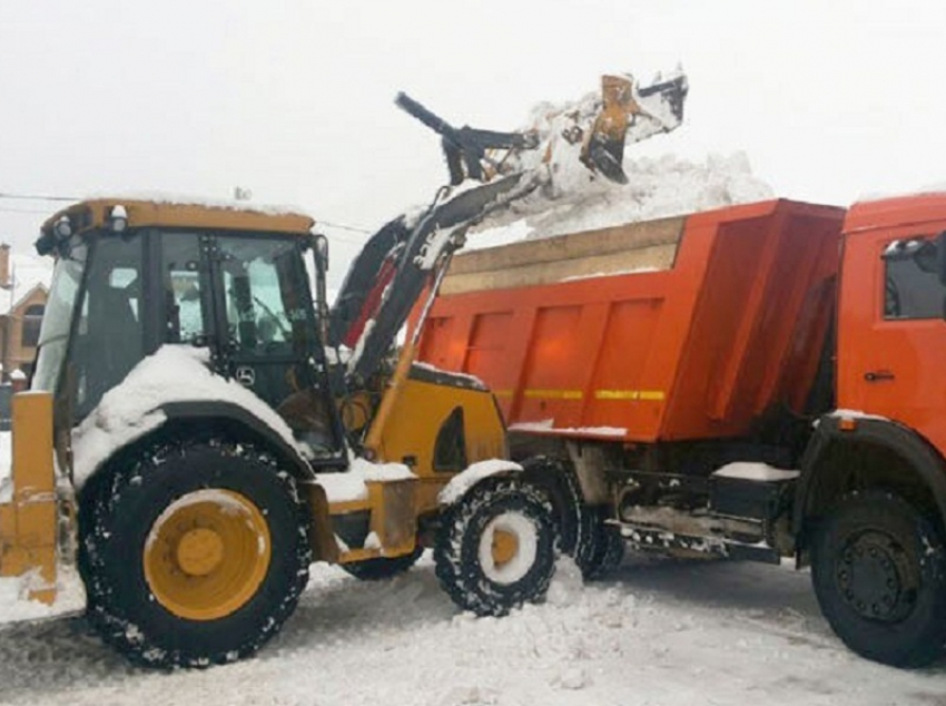 Борисоглебские коммунальщики вышли на борьбу со снегом