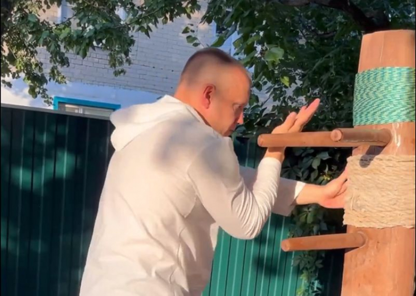 Избиение деревянного противника показал на видео глава администрации Терновского района