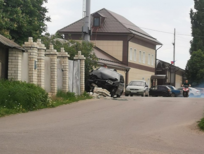 В Борисоглебске автомобиль протаранил кирпичный забор