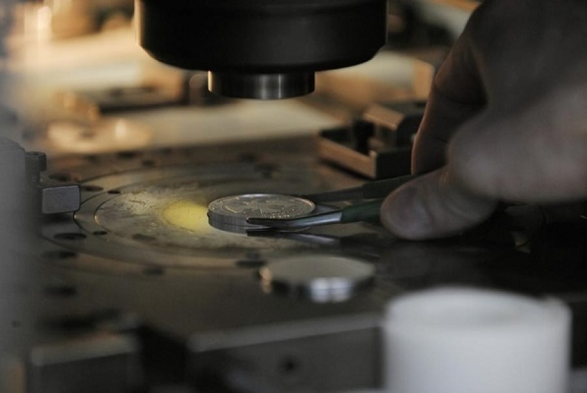 ЦБ увековечит памятной монетой номиналом ½ рубля победу России в четвертьфинале