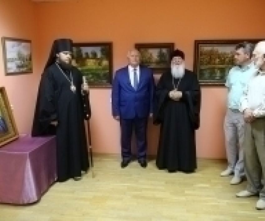 Глава Борисоглебской епархии посетил персональную выставку заслуженного художника Российской Федерации — протоиерея Стефана Домусчи.