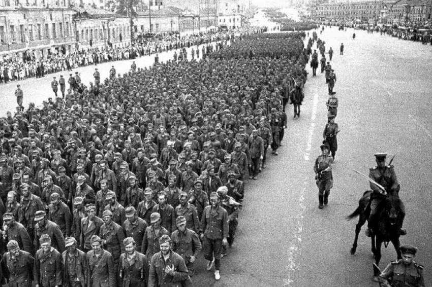 17 июля 1944 года по Садовому кольцу Москвы прошел «Парад побежденных»  