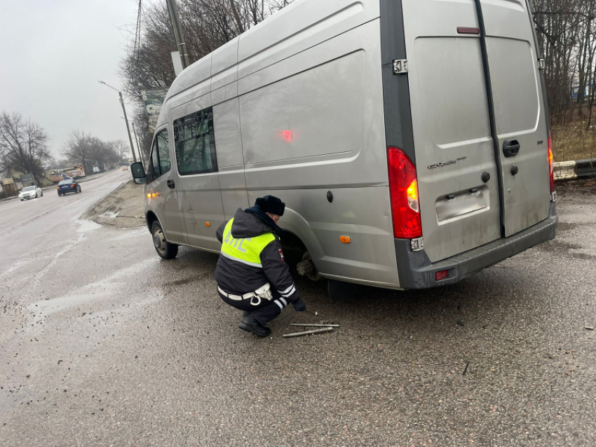Сотрудники ДПС в Воронежской области  не только штрафуют, но и помогают