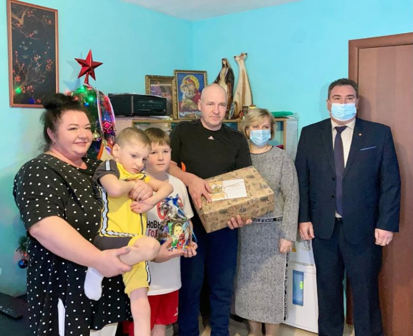 Мальчик из Борисоглебска получил подарок от губернатора 