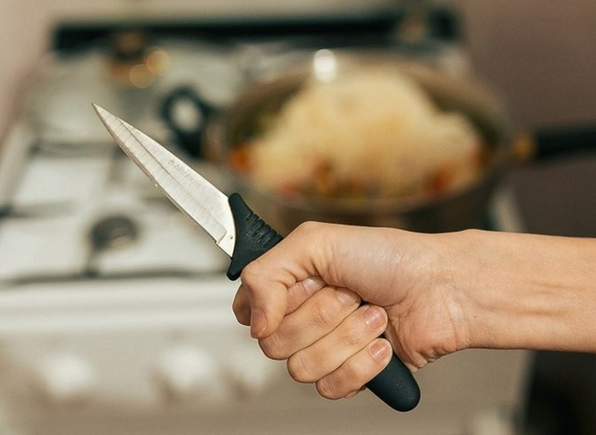 Женщина несколько раз ударила собутыльника ножом в Поворино