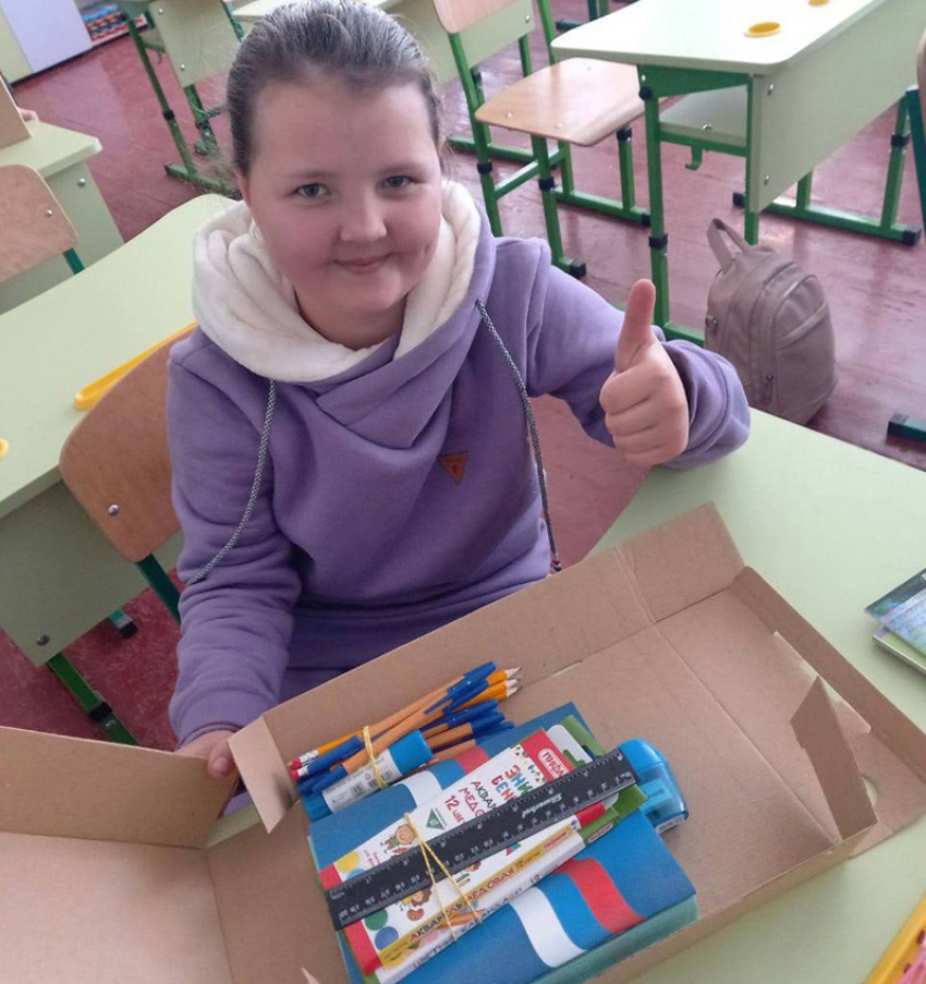 Школьники Херсона получили 11 000 канцелярских наборов из Воронежской области
